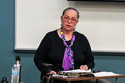 Mary Annette Pember, 一位获奖的土著记者, 访问了俄亥俄州，向学生记者讲述了关于报道性侵犯的事情.